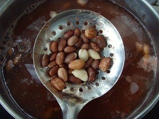 甜沫,将泡发的花生米、红豆煮熟,捞出沥水。