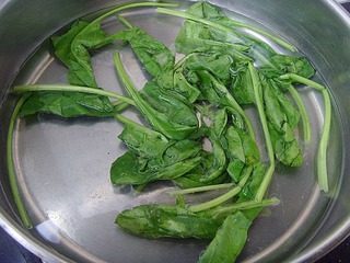 甜沫,<a style='color:red;display:inline-block;' href='/shicai/ 117'>菠菜</a>洗净,入沸水焯烫去除草酸,捞出攥干水分。