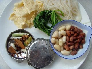 甜沫,油豆皮撕成小块,粉条斩成两节;五香料放入料盒备用。