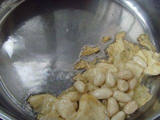 甜沫,锅中火上油烧热,下入花生米、油豆皮炸至微黄皱皮盛出待用。