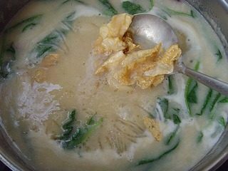 甜沫,盖盖煮约15分钟,把炸好的油豆皮倒入锅内,用勺搅动。