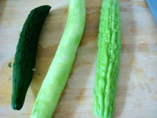 锅塌三瓜,先把<a style='color:red;display:inline-block;' href='/shicai/ 54'>黄瓜</a>、<a style='color:red;display:inline-block;' href='/shicai/ 55'>苦瓜</a>洗净，<a style='color:red;display:inline-block;' href='/shicai/ 57'>丝瓜</a>去皮。