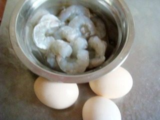 锅塌三瓜,<a style='color:red;display:inline-block;' href='/shicai/ 287'>虾仁</a>洗净，<a style='color:red;display:inline-block;' href='/shicai/ 9'>鸡蛋</a>备好。