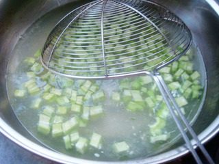 锅塌三瓜,把苦瓜放到热水中淖一下。