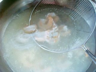 锅塌三瓜,把虾仁放到热水中淖一下。