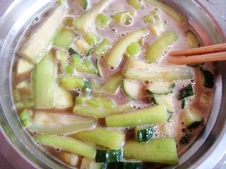 锅塌三瓜,把黄瓜、苦瓜、丝瓜、虾仁放到蛋液里拌匀。