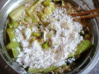 锅塌三瓜,放入淀粉拌匀。