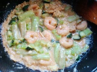 锅塌三瓜,锅里放油、将拌好的鸡蛋液倒入锅中。