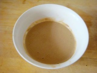 锅塌三瓜,麻酱中加醋、盐、白糖、酱油。