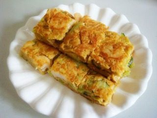 锅塌三瓜,切开摆入盘中，即可享用。