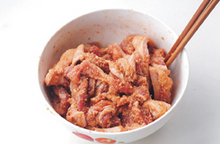 荷叶粉蒸肉,将<a style='color:red;display:inline-block;' href='/shicai/ 5694'>蒸肉米粉</a>加入五花肉中,再加适量清水搅拌,让肉均匀的裹上米粉。