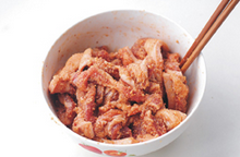 荷叶粉蒸肉,将<a style='color:red;display:inline-block;' href='/shicai/ 5694'>蒸肉米粉</a>加入五花肉中，再加适量清水搅拌，让肉均匀的裹上米粉。