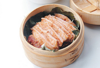 荷叶粉蒸肉,蒸笼里铺上荷叶,将肉摆放上去,或者直接摆放在盘中。