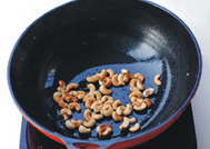 腰果鸡丁,炒锅里倒少许油,放入<a style='color:red;display:inline-block;' href='/shicai/ 669'>腰果</a>炒出香味,颜色泛金黄后盛出备用。