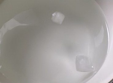 口水鸡翅,转小火煮十分钟关火,焖二分钟捞出,投入事先准备好的冷开水中(冰水更佳,我放的冰块,这样鸡皮更爽滑)