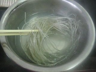 厦门姜母鸭(家庭版),<a style='color:red;display:inline-block;' href='/shicai/ 523'>粉丝</a>用温水泡软。