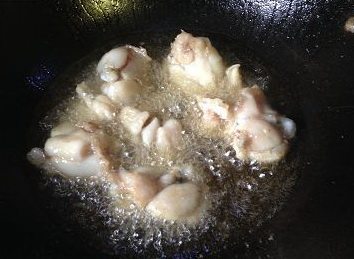 干锅牛蛙,将牛蛙入油锅大火炸1分钟后捞出沥油(如果油少可以分批炸,我炸了三锅)