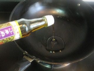 厦门姜母鸭(家庭版),锅热,放入麻油。