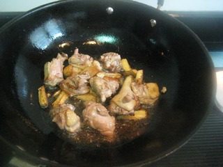 厦门姜母鸭(家庭版),炒至脱水出油,鸭肉微黄。