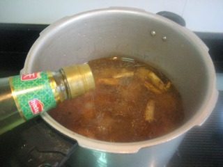 厦门姜母鸭(家庭版),加米酒,大火煮开,小火炖20分钟,关火。