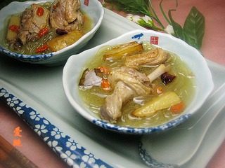 厦门姜母鸭(家庭版),放些鸡精即可装盆。