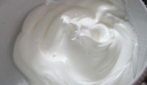 水果戚风蛋糕,倒入剩下的 20克白砂糖继续搅打,直至蛋白可以拉出短而挺立的三角形即可