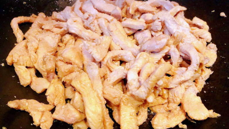 鸡胸肉蔬菜沙拉,鸡胸肉开始炒出大量水份壁出去,接着大火快速翻炒至鸡胸肉熟透