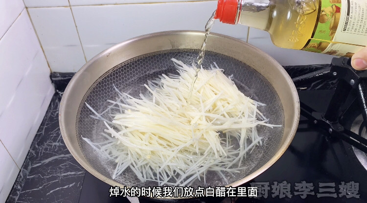 香辣爽脆的炝莲藕制作方法,加点白醋在里面