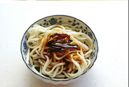 上海本邦葱油面,将面条在锅里用热水煮熟后捞出,将准备好的葱油烧在面条上,就可以食用了。