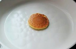 铜锣烧,翻面,面饼呈咖啡色