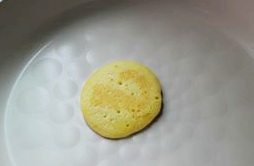 铜锣烧,翻面后,同样小火煎,大概半分钟左右,出锅,面饼呈浅黄色