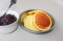铜锣烧,依次煎好全部面饼,准备适量<a style='color:red;display:inline-block;' href='/shicai/ 475'>红豆沙</a>