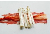 韩式泡菜肥牛卷,肥牛片铺开,先放一层泡菜叶再放金针菇。