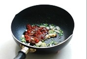 韩式泡菜肥牛卷,油热后先放入葱、蒜、姜爆香气,然后将混合好的酱倒入锅里快速的翻炒。