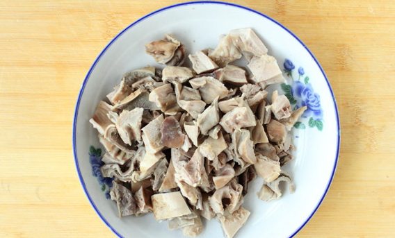 红油花仁肚丁,将肚晾凉后切丁,1.5公分左右