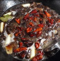 麻辣牛肉条,把烧好的辣椒和花椒连油一起倒入烧牛肉的锅中,大火烧开,中小火烧十五分钟左右进味。