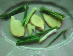 清蒸武昌鱼,大盘子里铺上生姜片,葱段