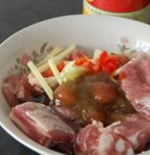 梅子蒸排骨,加入其它调料,全部拌匀,用保鲜膜盖上,将拌好调料的排骨碗放入冰箱,让排骨腌制1-2小时
