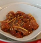 梅子蒸排骨,取出腌好的排骨,转到一个底部比较大的浅盘里,将碗中酱汁倒在排骨上。蒸锅加水,烧开后,将排骨连盘放入蒸锅,盖上盖子,大火猛蒸15分钟