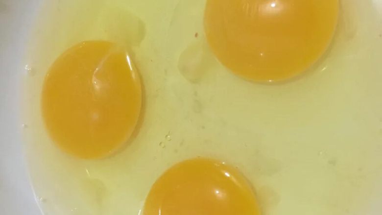 宝宝辅食果香牛奶鸡蛋羹,如图良心农人鲜鸡蛋三个洗净,打入容器中搅拌均匀