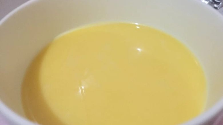 宝宝辅食果香牛奶鸡蛋羹,如图混合蛋液过筛,过滤掉气泡