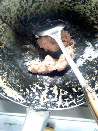 杂酱酸辣粉,煸炒变色的肉末加入五香粉,生抽继续煸炒。