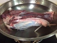 捞酱牛肉片,焯水:冷水入锅,大火煮滚,边煮边撇血沫,然后捞起牛腱
