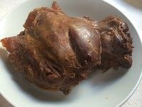 捞酱牛肉片,关火前再大火煮15分钟收收汁,然后捞起待自然冷却,牛腱肉收缩