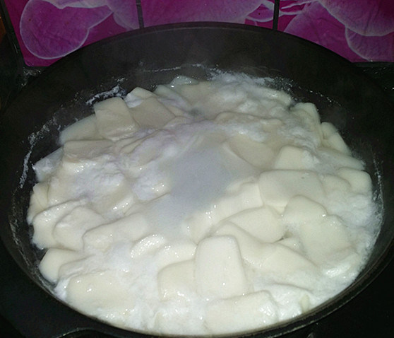 鸡蛋青菜年糕汤,水开后,转小火煮至全部浮起关火