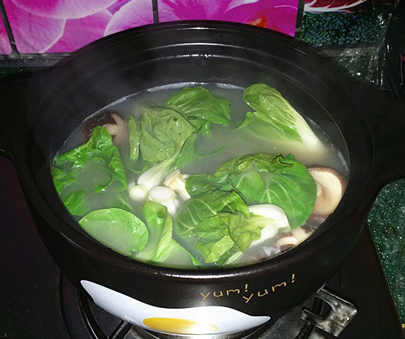 鸡蛋青菜年糕汤,放入青菜芯,加盖大火