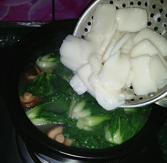 鸡蛋青菜年糕汤,再次煮开后,用漏勺盛起年糕放入