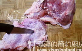 照烧鸡腿饭,用刀背略略将鸡排拍扁,用叉子在鸡肉、鸡皮表面戳一些洞。