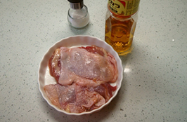 照烧鸡腿饭,鸡腿肉抹少许盐、味啉腌制20分钟。