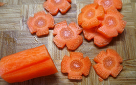 照烧鸡腿饭,鸡腿腌制时，掰开<a style='color:red;display:inline-block;' href='/shicai/ 119'>西兰花</a>成小朵，洗净，<a style='color:red;display:inline-block;' href='/shicai/ 25'>胡萝卜</a>去皮切小段备用。